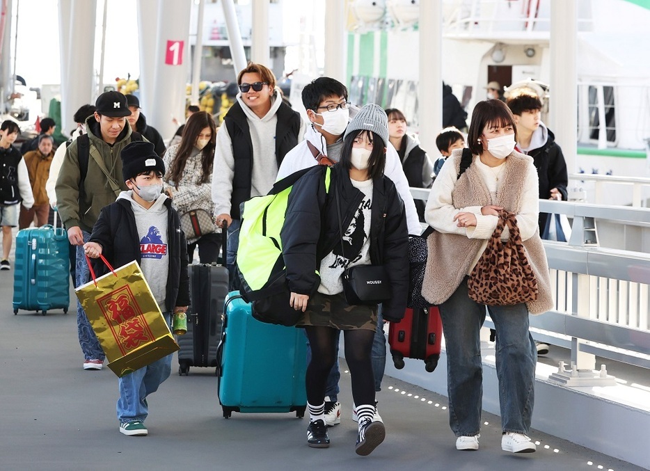 古里から帰る家族連れらでにぎわう長崎港ターミナル＝３日午後２時４３分、長崎市元船町