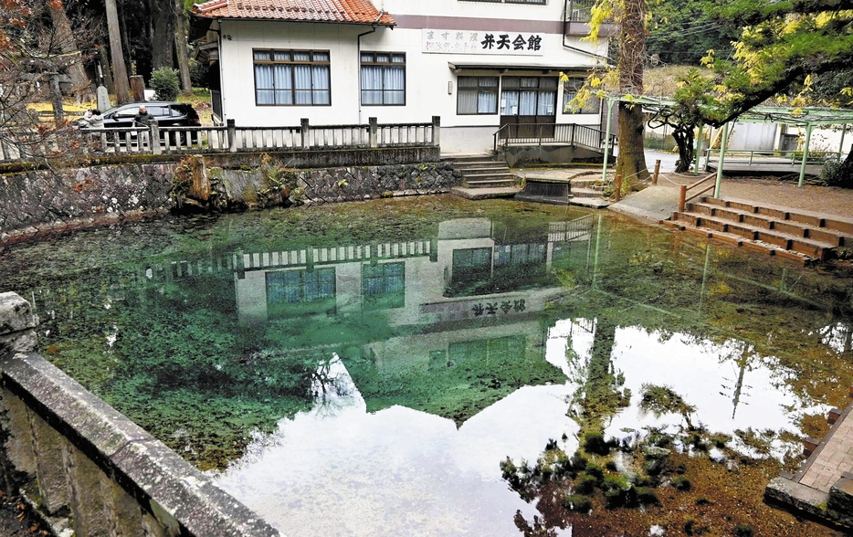 高い透明度を誇る別府弁天池