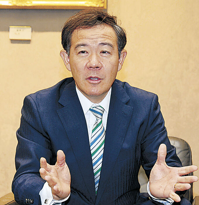 新年の抱負を語る田畑氏＝富山新聞社