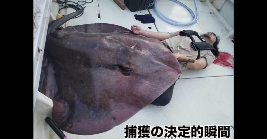 捕獲した巨大深海魚と平坂さん