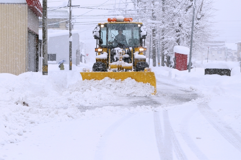 道路で見かける「除雪車」を運転しているのは公務員？早朝から大変そうですが、給料は高いのでしょうか？