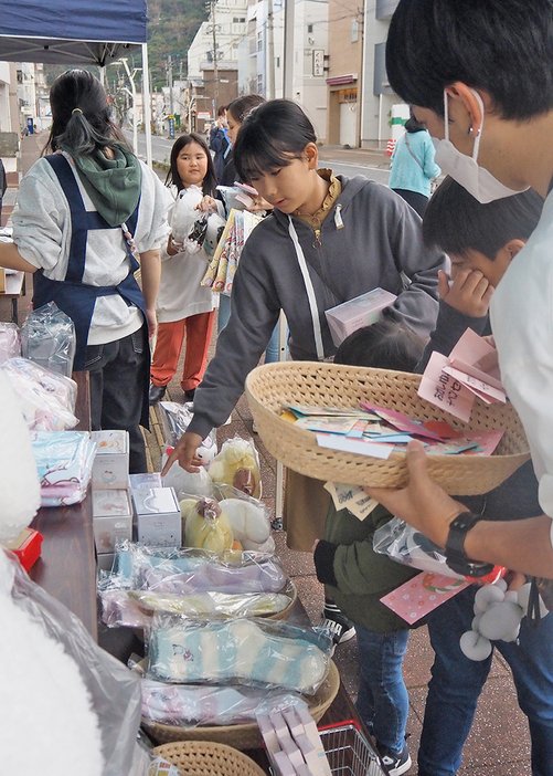 お目当ての商品を求めて店を訪れる買い物客ら