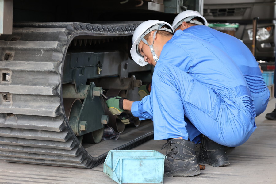 茨城県にある陸上自衛隊施設学校で整備教育を受けるベトナム軍人たち（画像：陸上自衛隊）。