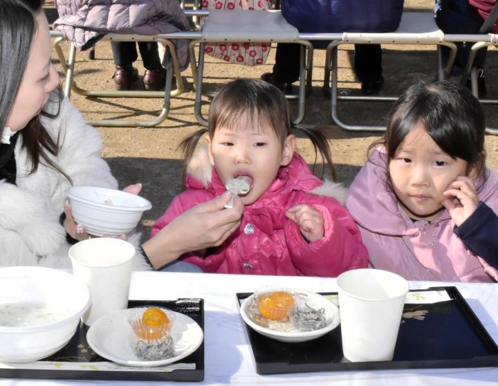 椿神社で振る舞われた七草がゆを味わう参拝者