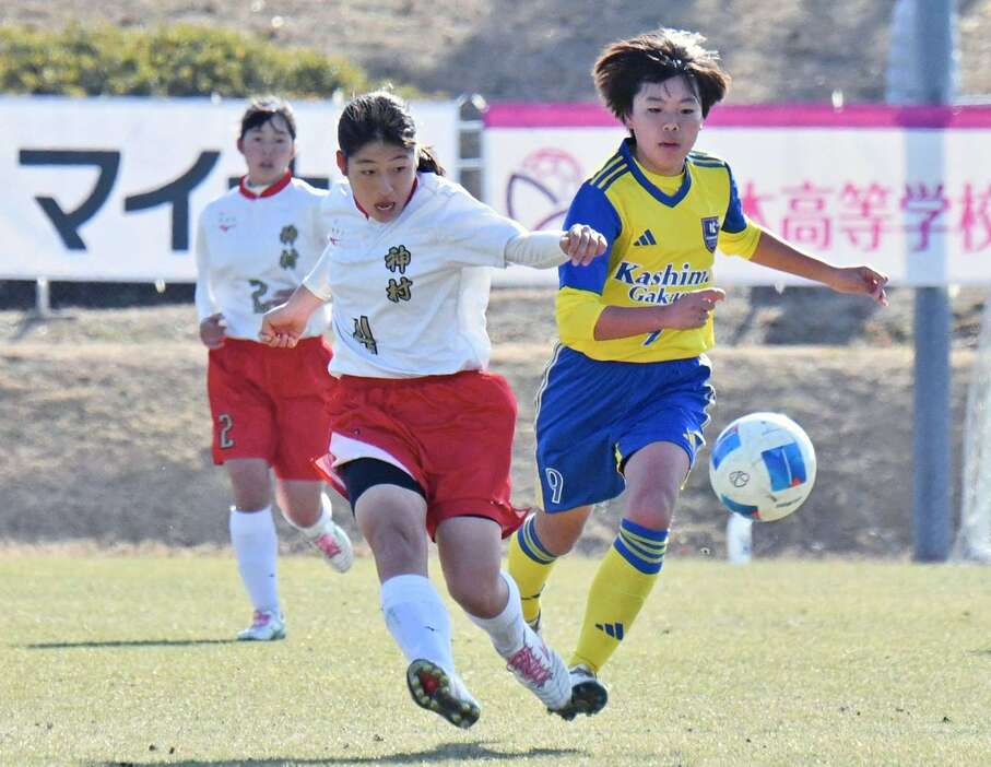 前線にパスを出す神村のМＦ中野＝兵庫県三木市の三木総合防災公園