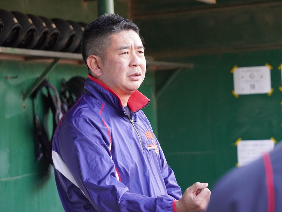 今年初練習でナインに訓示する横浜・村田浩明監督（カメラ・加藤　弘士）