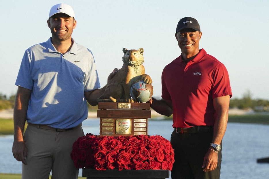 ヒーローワールドチャレンジ最終日の8日、優勝したシェフラー（左）とウッズ（AP）