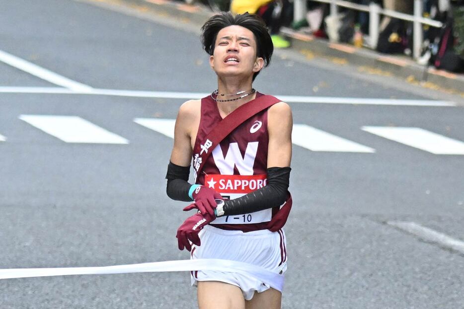 総合４位でゴールする早大の菅野雄太