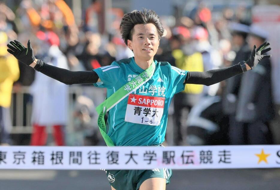 往路フィニッシュテープを切った青山学院大・若林宏樹（4年）