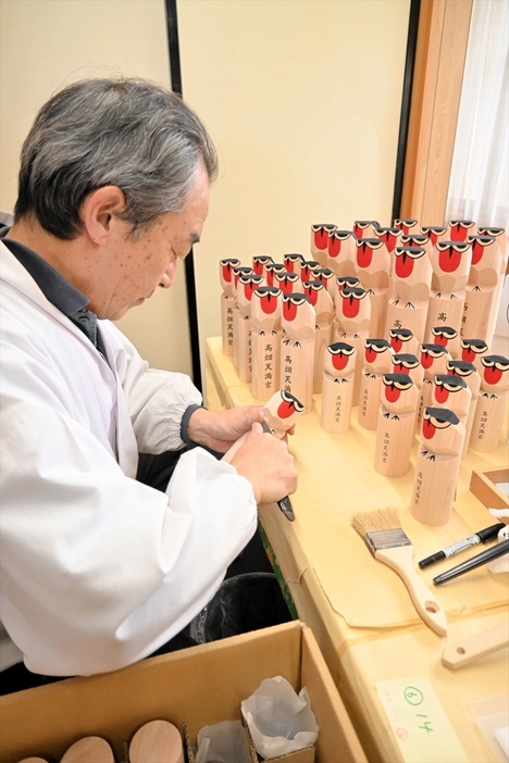 祭りに向け準備される鷽鳥の木彫り