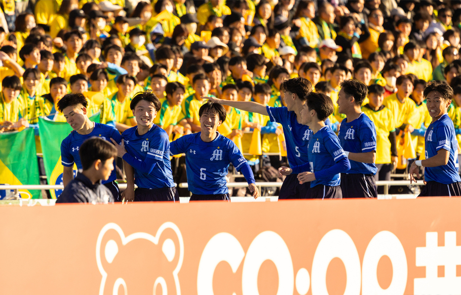 明秀日立が柴田健成(左)のゴールで先制