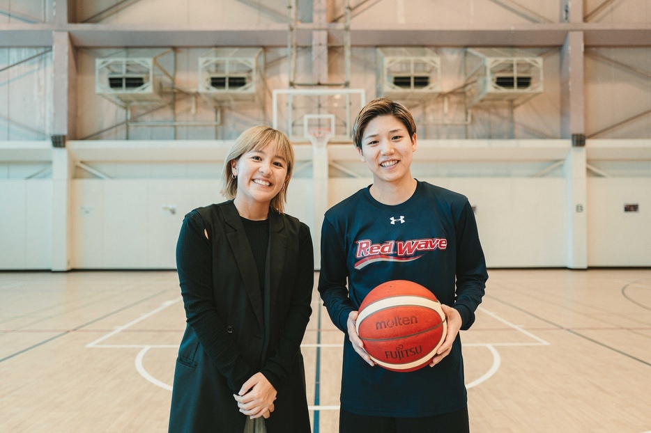 東京五輪開催時に「似ている！」とSNSで話題になった岩渕真奈（写真向かって左）と町田瑠唯（右）（撮影＝大木雄介）