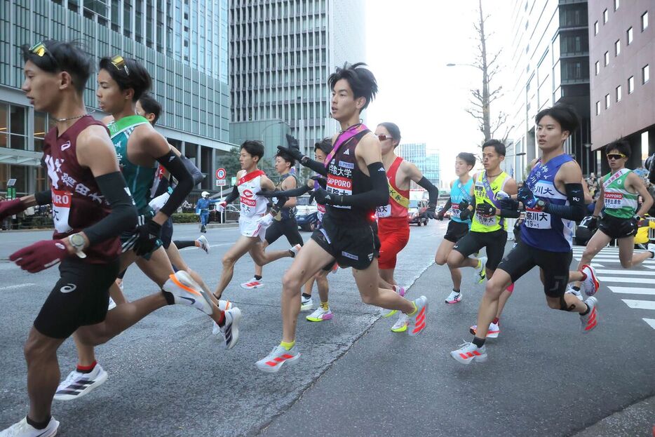 号砲が鳴り勢いよく駆け出す各大学の選手たち（カメラ・山崎　賢人）