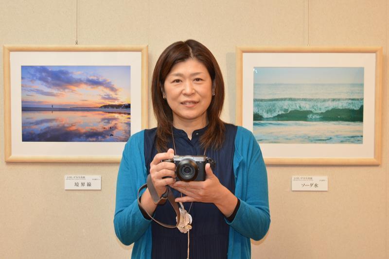 月の沙漠記念館で写真展を開催している小川さん＝御宿町