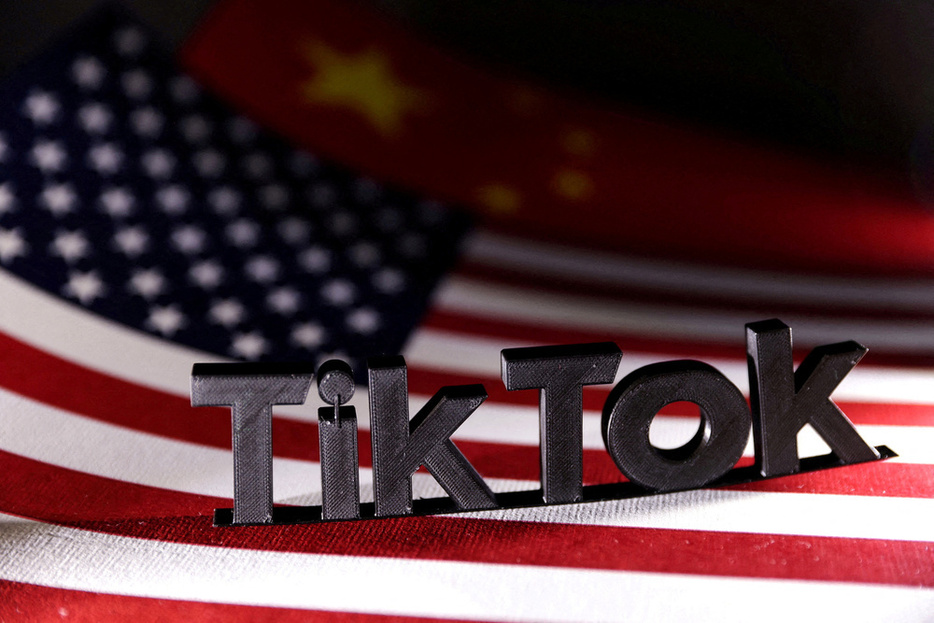 TikTokのロゴと米中の国旗＝2024年4月（ロイター＝共同）