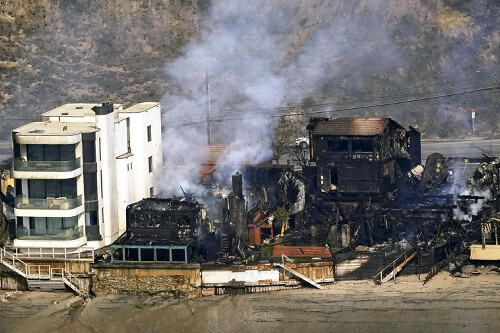 ９日、米カリフォルニア州マリブの海岸沿いに並ぶ延焼した建物＝ＡＰ