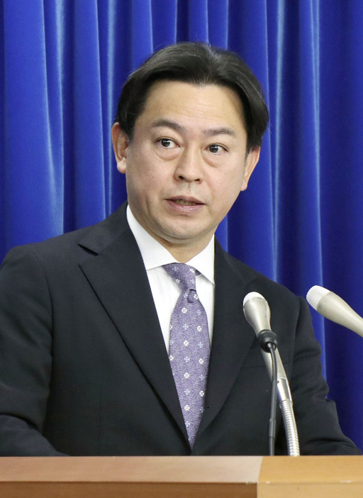 記者会見する福岡厚労相＝10日午前、厚労省