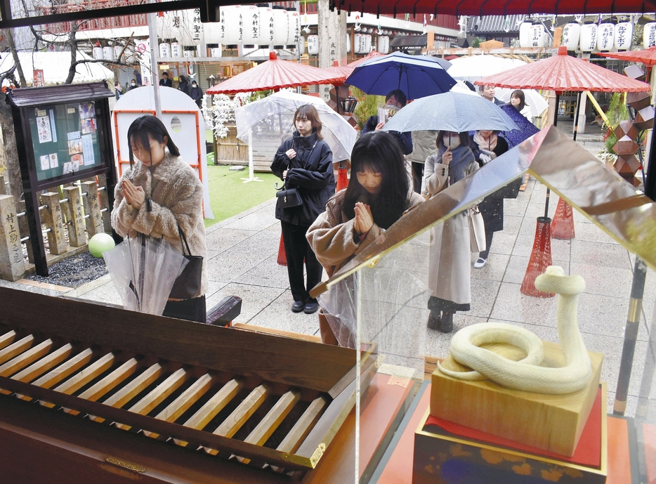 仕事始めに合わせて参拝する人たち（6日午前、大阪市北区の露天神社で）