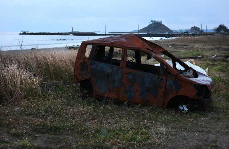 能登半島地震から1年を迎えた元日の朝、津波で流され、そのままにされている車＝石川県珠洲市宝立町で2025年1月1日午前7時7分、滝川大貴撮影