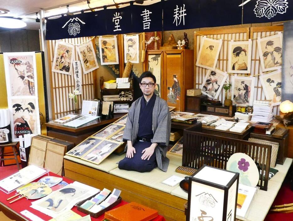 手づくりの耕書堂の展示を説明する田源7代目当主の田中源一郎さん