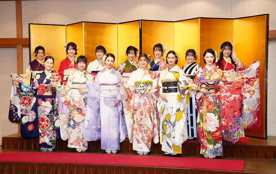 晴れ着を披露する、前列左から新関碧、其原有沙、結城モエ、紺野彩夏、白河れい、桜井凜。後列左からMerci Merciの石川英利佳、藤井貝吏、齋藤栞、内田ゆめ、本條杏実、下地芽衣、高橋七海（撮影・横山健太）