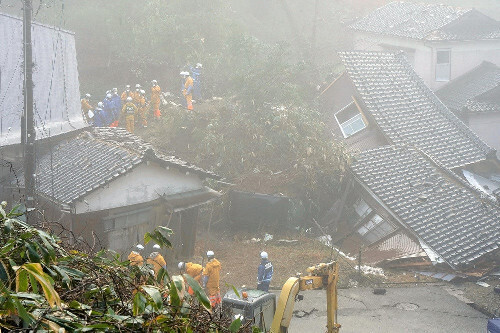 住宅倒壊現場で捜索を続けた消防隊員ら（２０２４年１月６日、石川県穴水町で）