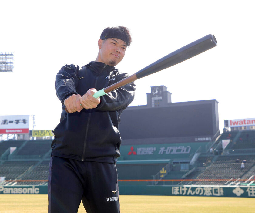 自主トレを公開する佐藤輝明（カメラ・義村　治子）　