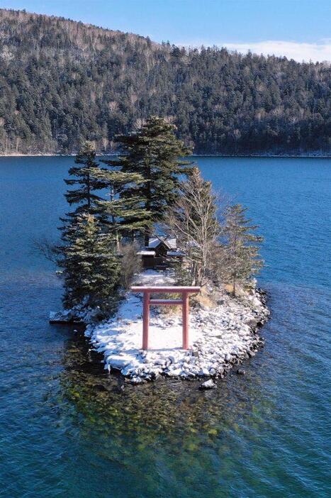 然別湖に浮かぶ弁天島。地元では上陸ツアーを計画している（塩原真撮影）