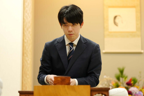 新将棋会館での叡王戦に臨む藤井七冠（８日、東京都渋谷区で）＝若杉和希撮影