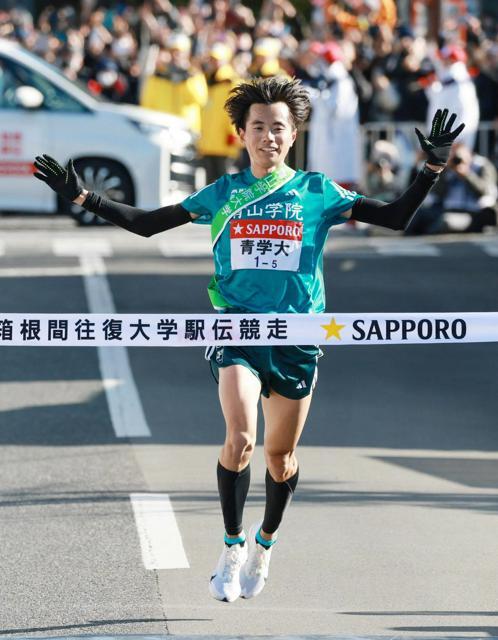 往路１位でゴールする青学大の若林宏樹=吉田耕一郎撮影