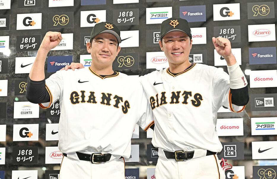 巨人対中日　ヒーローインタビューを終えポーズを決める巨人菅野智之（左）と坂本勇人＝2024年4月25日