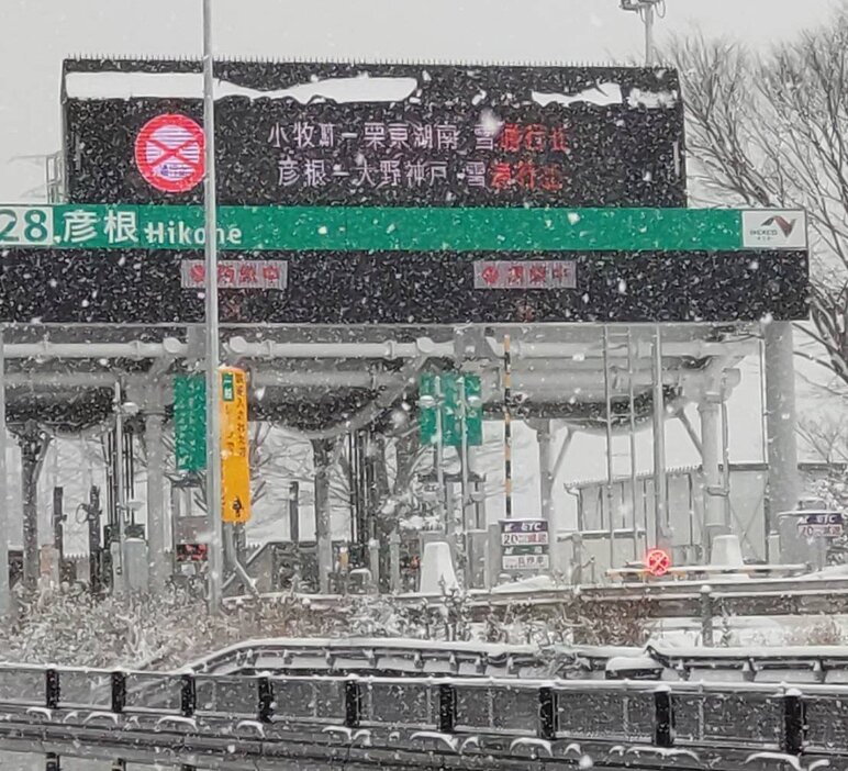 雪のため閉鎖された名神高速の彦根インターチェンジ（1月10日午前10時15分、滋賀県彦根市）