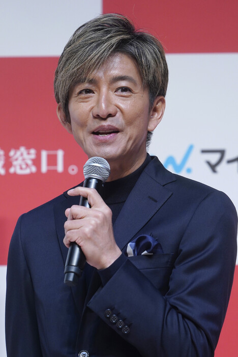 「マイナビ転職」の新ＣＭ発表会に出席した木村拓哉さん。ドラマや映画で演じた「パイロット」「総理大臣」「魔法使い」「検事」などが書かれた自分の職務経歴書を見て、「役ですから」と苦笑い＝８日、都内