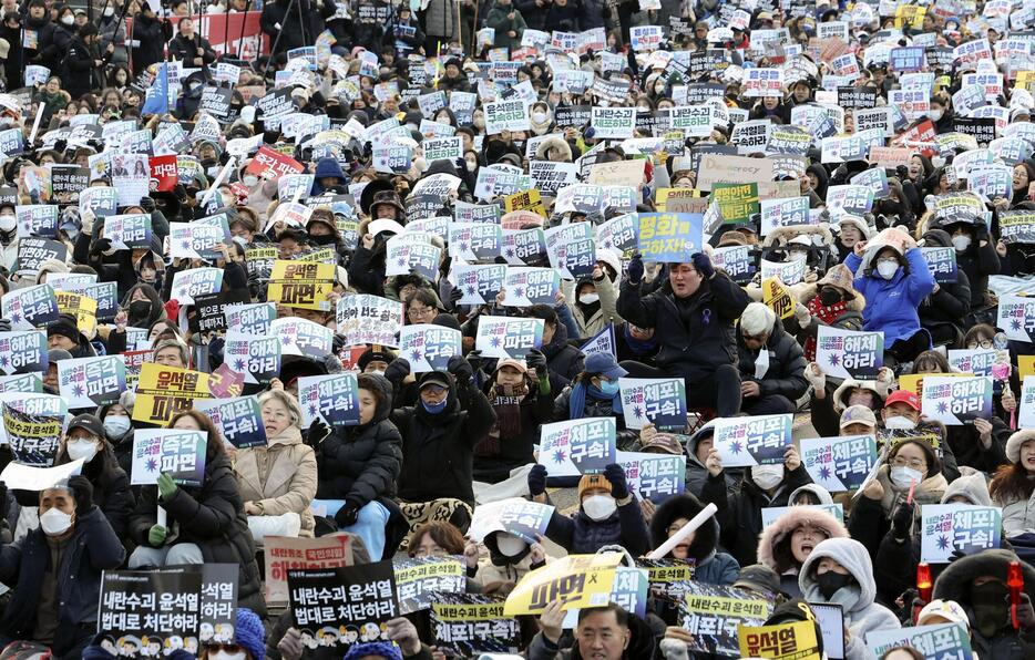 韓国の尹錫悦大統領の拘束や罷免を求める人たち＝4日、ソウル（聯合＝共同）