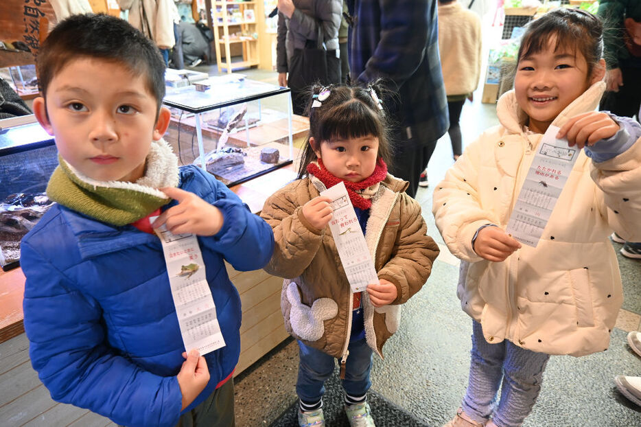 虫みくじをみせる来場者＝磐田市大中瀬の竜洋昆虫自然観察公園