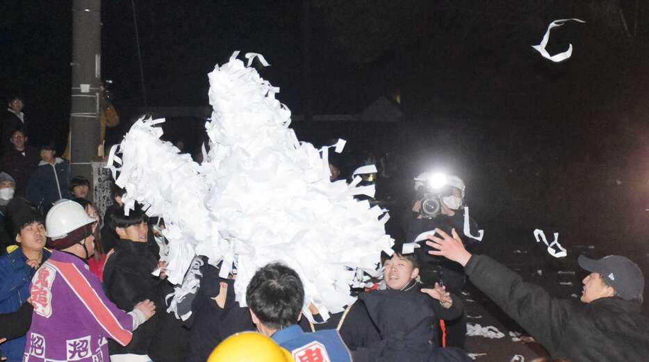 御幣をもぎ取ろうとする群衆にもみくちゃにされる鬼＝７日夜、曽於市末吉の熊野神社