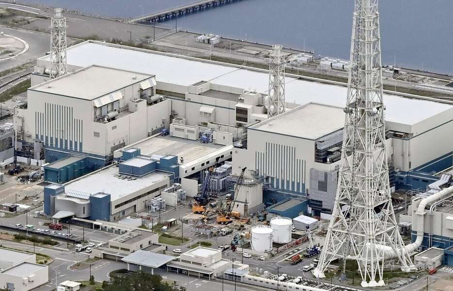 新潟県の東京電力柏崎刈羽原発の6号機（右）と7号機＝令和3年4月