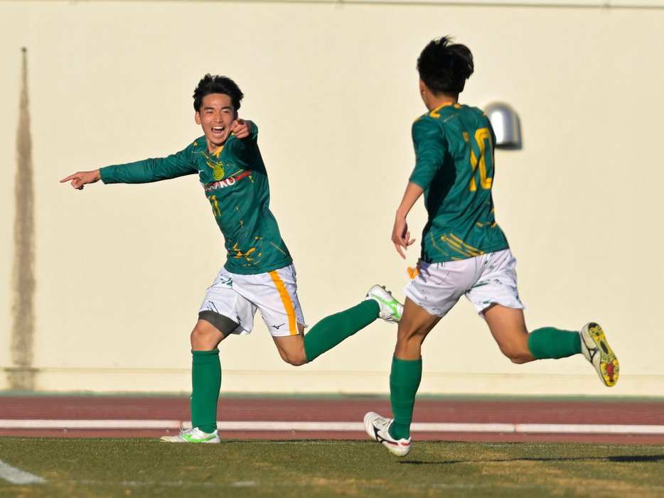 後半3分、静岡学園高MF加藤佑基が先制ゴール。(写真協力=高校サッカー年鑑)(Koki NAGAHAMA/GEKISAKA)