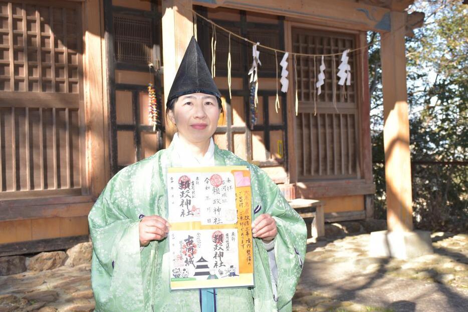 御朱印を紹介する宮司の福知智津子さん=古河市錦町