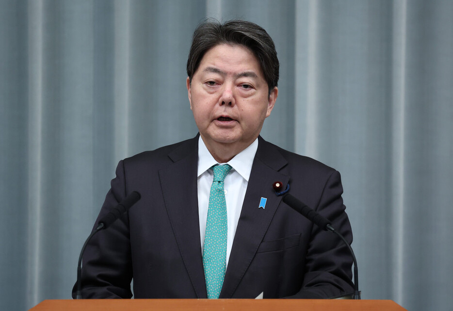 記者会見する林芳正官房長官＝１０日午前、首相官邸