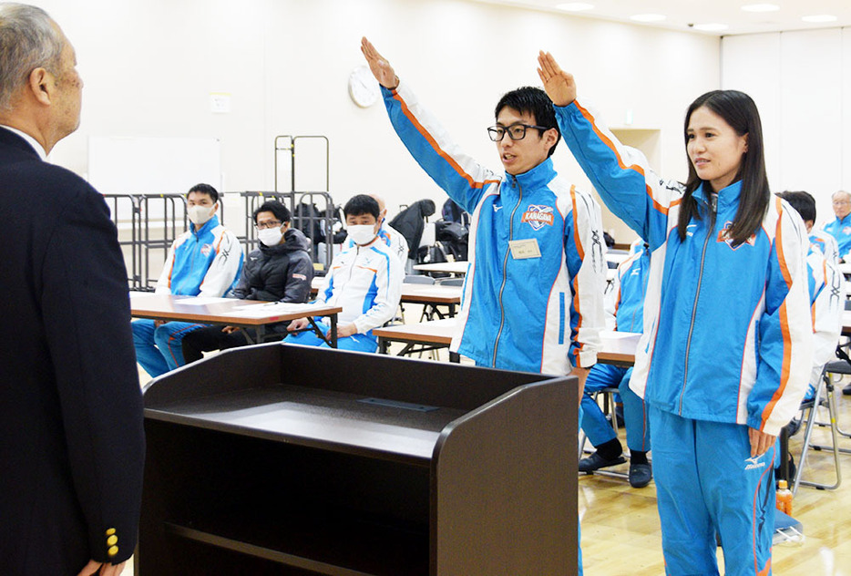 それぞれ力走を誓った神奈川代表の男子・橋本（左）と女子・森田＝県立スポーツセンター