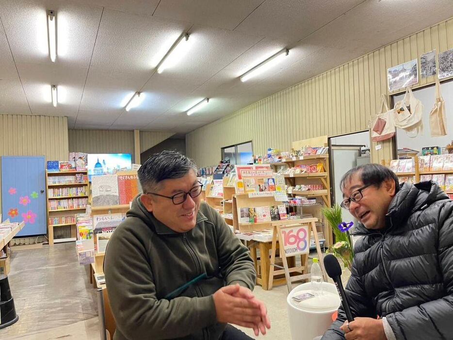 「いろは書店」仮店舗で取材する飯田アナ（右）と、八木淳成さん＝石川県珠洲市（ニッポン放送提供）