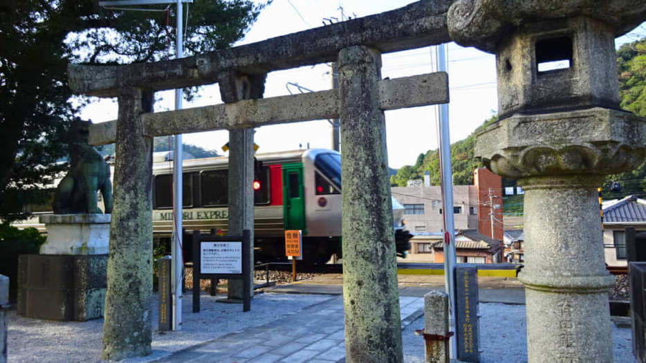 神社の境内を横切るＪＲ九州の特急電車。なお、この写真は石段とは逆側の境内奥から撮影。このほかにも長崎県、佐賀県の2県を運行する「ふたつ星4047」も通過する。撮影：森田季節