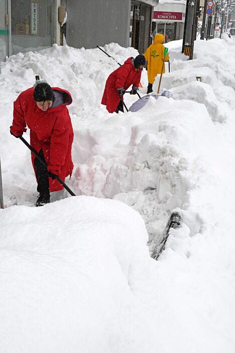 記録的な積雪に見舞われた弘前市で、除雪に追われる市民たち＝4日午前、同市百石町