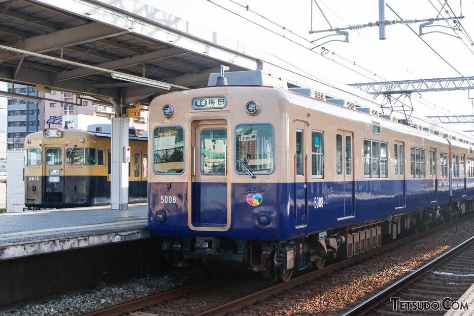 「会社違いの青胴車」が並んだ瞬間。山陽電車の復刻塗装車（クリームイエローとネイビーブルー）と、阪神5001形の出逢い