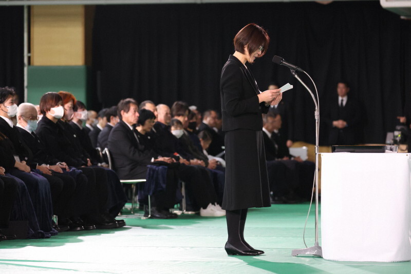 追悼式で遺族を代表して言葉を述べる小林由紀子さん＝石川県輪島市の日本航空学園能登空港キャンパスで2025年1月1日午後4時6分（代表撮影）