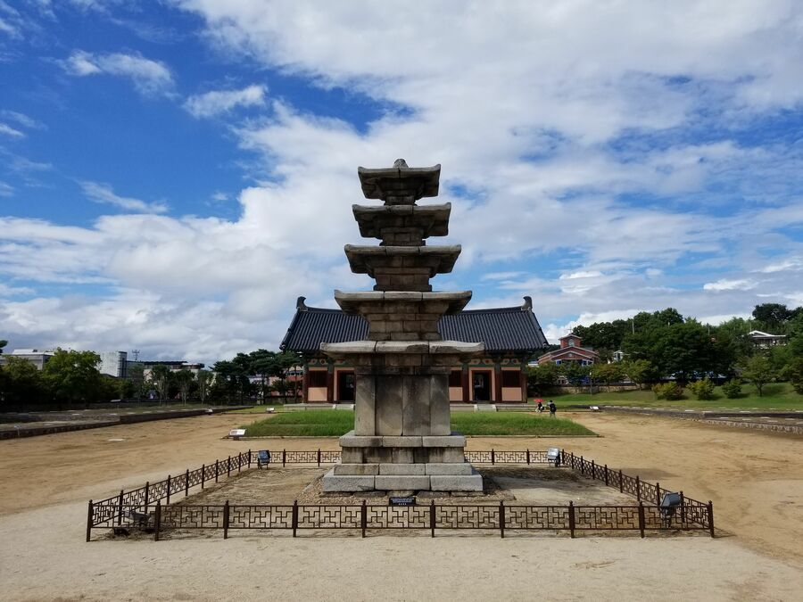 扶余を代表する観光地のひとつ、定林寺址に残る五層石塔