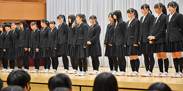 全日本高校女子サッカー選手権に初出場し初勝利を挙げたことを報告したサッカー部女子の部員たち＝山形市・山形明正高