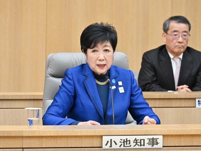 東京都知事の小池百合子氏