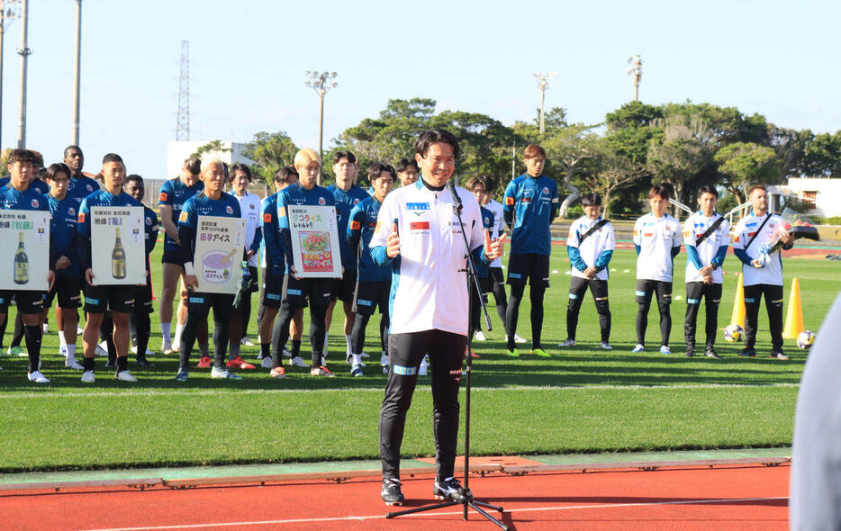 歓迎セレモニーであいさつする札幌岩政監督（手前）（撮影・保坂果那）